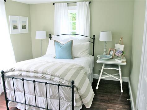 One instant way to spice things up in the bedroom is a change in the scenery. Guest Bedroom Ideas for Sophisticated Look | DesignWalls.com