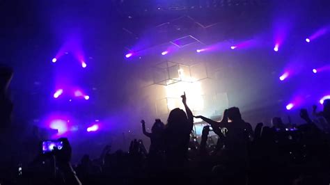 Lorde performed a live version of her song tennis court on the rooftop of the alt 98.7 penthouse located at the historic hollywood tower. Tennis Court (Flume remix) - Lorde [Flume Live 9/24/16 ...