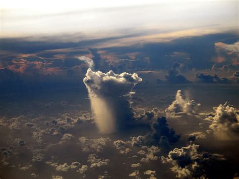 Updated many times a day, every day of the week. Imagen del día: Una nuve de lluvia solitaria en algún ...