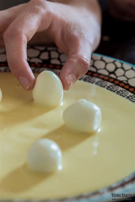 Using a small glass or cookie cutter, cut a circle out of the center of the bread. Quail Eggs with Garlic & Greek Yogurt Sauce - vespresso