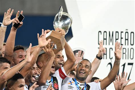 Todavia, o time carioca se lançava mais ao ataque. Campeonato Carioca: Com gols no fim, Vasco conquista a ...