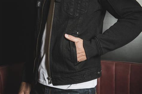 Avec un jean noir, un sweat homme et une paire de derbies ou de boots en cuir, votre blouson constitue la pièce maîtresse de votre look qui donne le ton à l'ensemble. Blouson Segura Jessy noir, blouson moto jean avec capuche