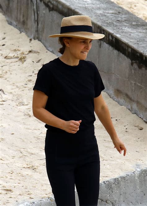 Love and thunder, natalie portman perannya bukan menjadi pasangan thor kata natalie portman, proses syuting film thor: NATALIE PORTMAN Out at Nielsen Park in Sydney 12/19/2020 ...