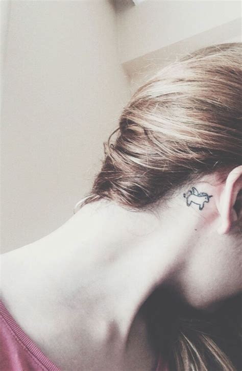 Male tetovani za ucho / guy rose tattoo behind ear novocom top : Galerie: 40 cool nápadů na tetování za ucho | Elle.cz