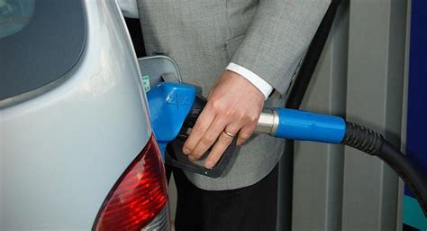 I sverige har det enligt drivmedelslagen (2011:319) och sedan 1 maj 2011 varit tillåtet att blanda upp till 10 procent. Premiär för E10-bensin i Finland | Vi Bilägare