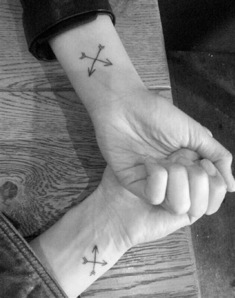 Two intersecting arrows could symbolize a close friendship with someone, or with a group of friends. Pin by Jessica CG on Tattoos - Abstract | Friendship ...