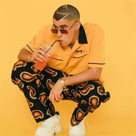 El cantante de reggaeton viene dando de qué hablar al imponer nueva moda en redes sociales. Bad Bunny on Spotify