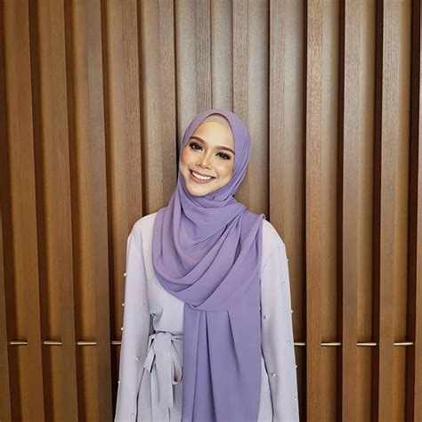 Sari yanti binti dato' mohamad nazari (lahir 9 november 1984) merupakan seorang pelakon dan model wanita malaysia. Tahniah! Walaupun Tanpa 1 Tiub Fallopian, Sari Yanti HAMIL ...