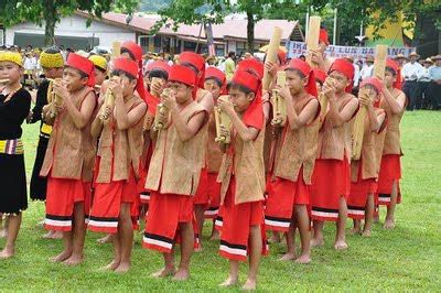 Setiap kaum memiliki asas kebudayaan yang tersendiri jadi, terdapat pelbagai kepercayaan dan kebudayaan di sabah dan sarawak yang boleh kita pelajari sebagai rakyat malaysia. Etnik Lun Bawang di Sarawak