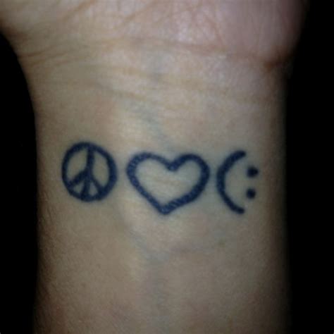 I honestly think that this tattoo symbolizes peace and love like no other.so, if you are a pacifist, this is the one for you. Pin on Tattoos I Like