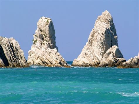 I campeggi del conero offrono piazzole per camper e tende a contatto con la natura incontaminata della riviera ad un passo dal mare. Cosa vedere nella riviera del Conero - Viaggi e Vacanze