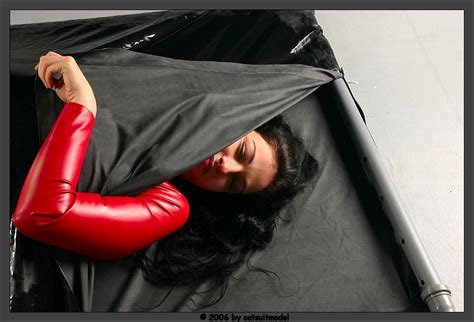 Test wie schnell vakuumbett luft entzogen werden kann test how fast an vacbed can be vaced. Paulina im Vakuumbett - Catsuitmodel