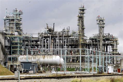1°) compte tenu que le pétrole est au minimum à plusieurs centaines de mêtre, voire peut être plus de mille mêtres pour certains champs. Raffineries : la reprise sera compliquée