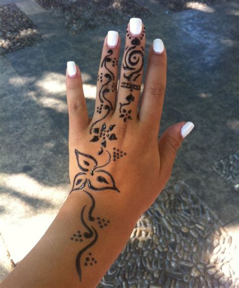 You're probably used to only seeing henna on the hands and feet of women, but as you can see, it. Simple Henna Tattoo On Hand | Henna tattoo, Henna tattoo ...