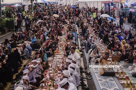 Jadual berbuka puasa kuala langat 19:28 dan tempoh puasa hari ini: Warga Ibu Kota Buka Puasa di Dataran Merdeka