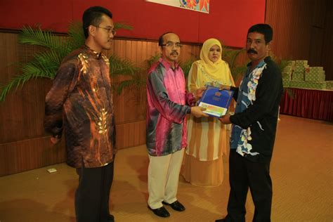 Dec 16, 2012 · pemberitahuan garis panduan ini menggantikan garis panduan dan piawaian perancangan tempat letak kereta (jpbd 5/2000); MAJLIS ANUGERAH PERKHIDMATAN CEMERLANG DAN SIJIL PERSARAAN ...