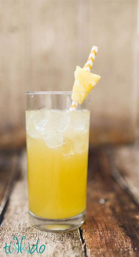 Delicious and refreshing malibu sunset cocktail mixed drink. Kokos-Malibu-Rum, Ananassaft, Ginger Ale und ...