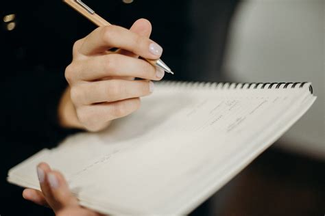 Anda bisa menulis contoh surat lamaran kerja tulis tangan seperti di bawah ini saat akan melamar pekerjaan di hotel tertentu. Contoh Surat Lamaran Kerja Tulis Tangan, Fresh Graduate ...