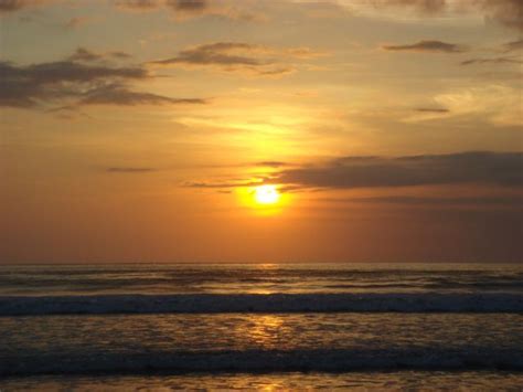 Seni menggambar sendiri ada banyak ragam macam dan jenisnya. pemandangan bulan purnama di pantai - Pemandanganoce