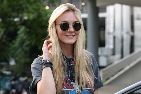 Caroline trentini on wn network delivers the latest videos and editable pages for news & events, including entertainment, music, sports, science and more, sign up and share your playlists. Carol Trentini atrai os flashes ao chegar (dirigindo!) ao ...