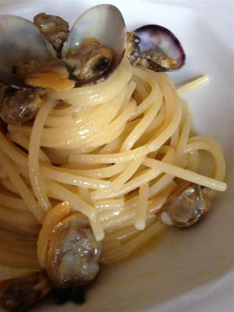 Authentic spaghetti alle vongole recipe metropolitan city of naples, italy. La ricetta cult: spaghetti alle vongole con tre ...