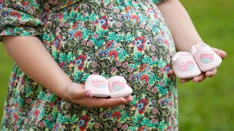 Tanda hamil anak lelaki yang sangat popular adalah dengan melihat posisi janin dari luaran. 5 Tanda Hamil Anak Kembar yang Perlu Diketahui