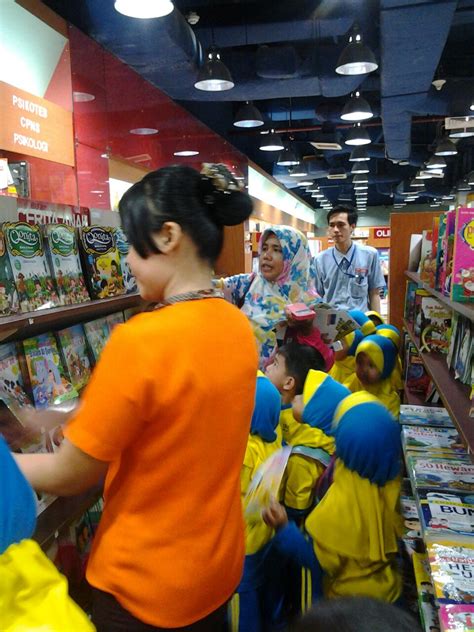 Toko buku gramedia didirikan pada 2 februari 1970 oleh p.k. KB-TK ISLAM ANNISA CIKARANG SELATAN : KUNJUNGAN KE TOKO ...