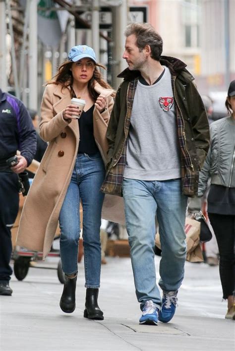 Aubrey plaza and her darling husband have been together since 2011. Aubrey Plaza Is spotted with longtime boyfriend in New York - Celebzz - Celebzz