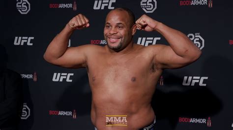 Daniel cormier is a mma fighter with a professional fight record of 22 wins, 3 losses and 0 draws. UFC 230 Weigh-Ins: Daniel Cormier Makes Weight - MMA ...