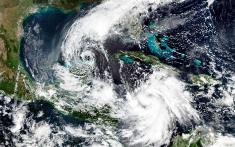 El huracán delta continúa fortaleciéndose en su avance hacia la península de yucatán. Huracán Delta alcanza categoría 3 en su avance hacia ...