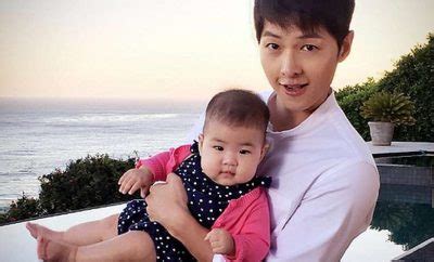 Song joong ki, những tin tức và sự kiện về song joong ki cập nhật liên tục và mới nhất năm 2021. 'Daddy' Song Joong Ki In Photo With Chinese Actress' Baby