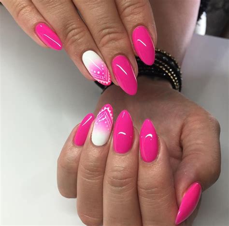 Chic ombre nail art / pro chytré kočky černé až béžové ombre nehty na trend. Gelove Nehty Ruzove Fotogaleria