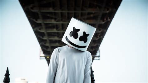 Christopher comstock (born may 19, 1992), known professionally as marshmello, is an american electronic music producer and dj. Marshmello's Girlfriend Posts Unmasked Picture of Him on ...