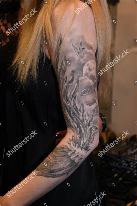 Dass mirja du mont alles andere als ein püppchen ist, hat sie nun unter beweis gestellt. Tattoo von Mirja du Mont Editorial Stock Photo - Stock ...