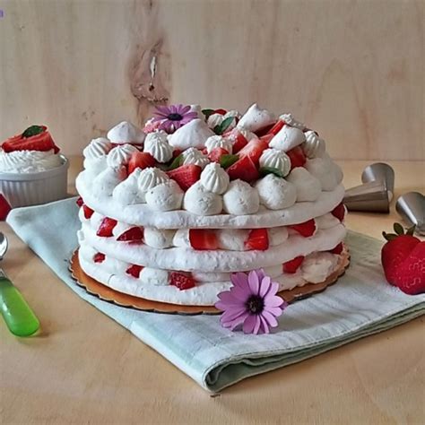 Maybe you would like to learn more about one of these? Torta di meringa cocco e fragole - L'Appetito vien ...