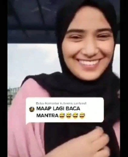Tak sedikit selebriti yang menggelar giveaway di media sosial. Panik Tak Sengaja Perlihatkan Dada, Nadya Mustika ...