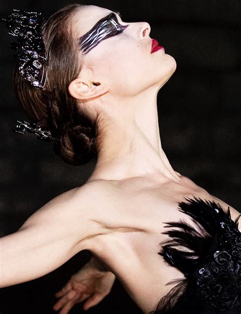 Natalie portman had to lose weight, and develop a long and lean body, for her role as nina in black swan. black swan | Black swan movie, Natalie portman black swan ...