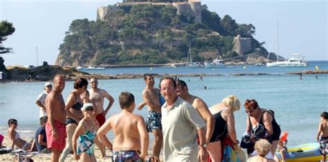 A la plage, au marché, au. La Lanterne au président et le fort de Brégançon au public ...