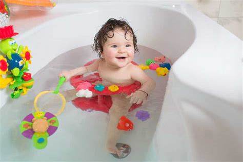 When to give baby's first bath. ParentsNeed | How To Make Your Baby Bath Time A Happy One