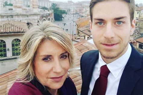 Non ci sono spiragli né possibilità. Il figlio di Tiziana Ferrario positivo al Coronavirus ...