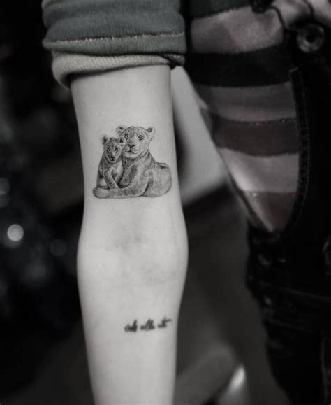 Chiara ferragni has got a tattoo of mickey mouse taking a selfie inked on her left wrist. Pin en Chiara Ferragni Tattoos