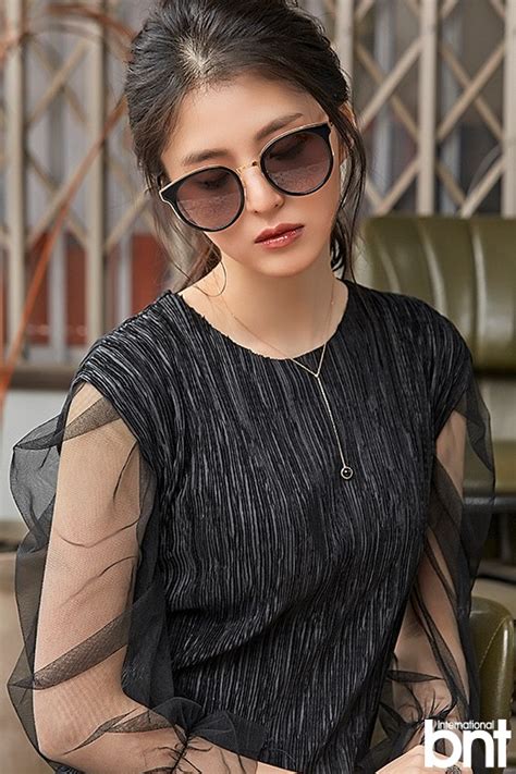 Jun 30, 2021 · dia juga selalu mengenakan hiasan rambut dengan ornamen yang elegan. 19+ Lee So Hee