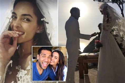 Mereka menikah pada 2017 setelah dua lamaran dani alves ditolak joana sanz. Dani Alves marries model Joana Sanz in secret Ibiza ...