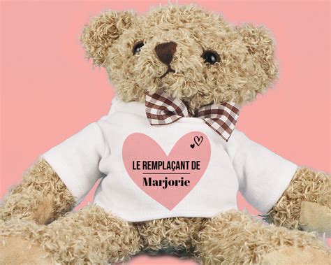 Un soir, un inconnu se présente au chalet savoyard de mme mélançon : Peluche personnalisée - Le remplaçant de... | Cadeaux.com