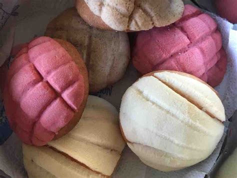 Conchas, bisquets, pan de muerto , roscas de reyes. Selbstgemacht, Conchas, traditionelles mexikanisches ...