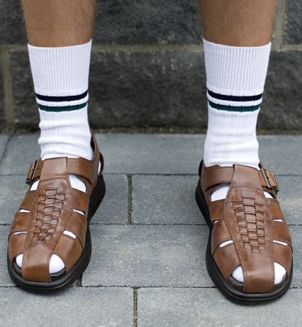 Nicht nur modebloggerin caro daur schwört darauf: Sandalen mit Socken? Bequeme Sandalen im Büro? - consumo ...