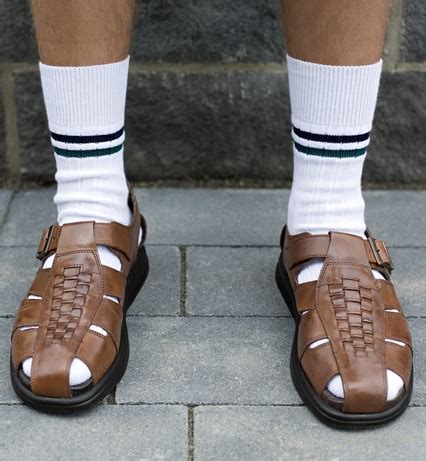 Bevor sie zum modetrend wurden, wurden diese strümpfe primär zum sport getragen. Sandalen mit Socken? Bequeme Sandalen im Büro? - consumo ...