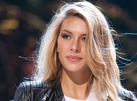 Camille cerf continue à faire parler d'elle. Camille Cerf : Elle affole Instagram avec son décolleté de ...