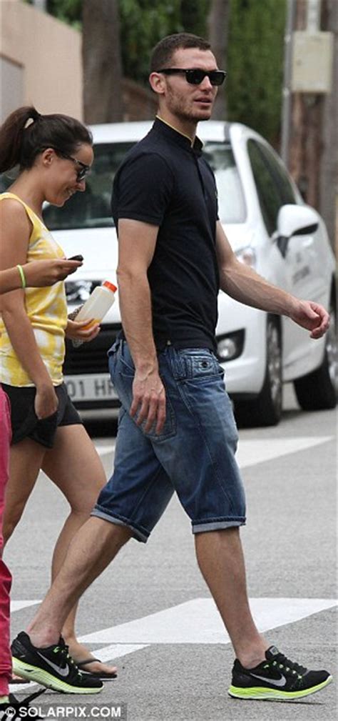 Manchester united close in on arsenal defender thomas. Thomas Vermaelen house hunting in Barcelona after £15m ...