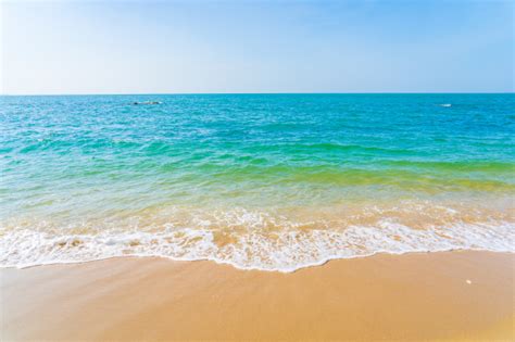 Alle terme praia a mare trovate quiete e rigenerazione nelle piscine esterne e interne, nelle saune, nell'ampio parco e nel centro benessere. Lindo ao ar livre com oceano mar praia tropical para ...